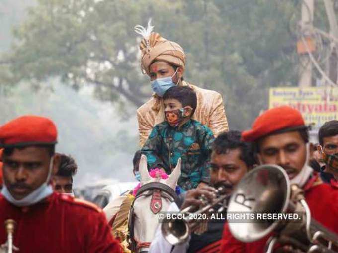 बरातियों के साथ बैंड-बाजे में भी हो गई कटौती