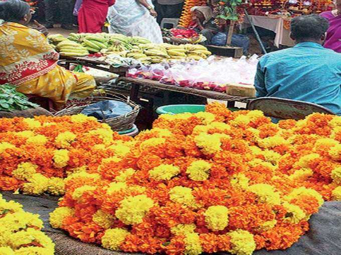मेहमानों की पाबंदी, लेकिन फूलों का बाजार गुलजार