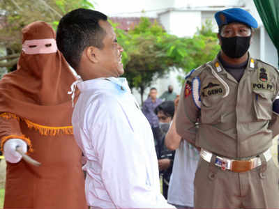 इंडोनेशिया: रेप के दोषी को सरेआम पड़े 146 कोड़े, रोया-चिल्लाया लेकिन रहम नहीं