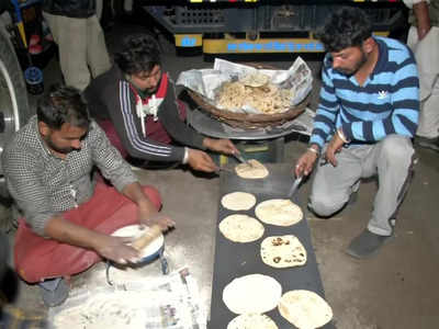 दिल्ली बॉर्डर पर किसानों का डेरा, सड़क पर बन रहा भोजन...प्रदर्शनकारी बोले: 6 महीने का राशन लेकर आए हैं