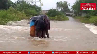 శభాష్ కడప పోలీస్: కొట్టుకుపోతున్న మహిళల్ని ఎలా కాపాడారో చూడండి 