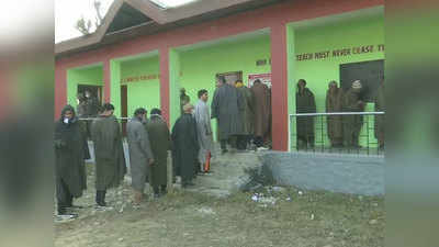 Jammu Kashmir DDC Polls: जम्मू-कश्मीर में डीडीसी के लिए वोटिंग जारी, मास्क लगाकर मतदान के लिए पहुंच रहे वोटर्स