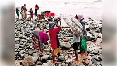 Nivar Cyclone के बाद आंध्र के इस गांव में समुद्र किनारे मिलने लगा सोना, लोगों ने लगाई दौड़ और...