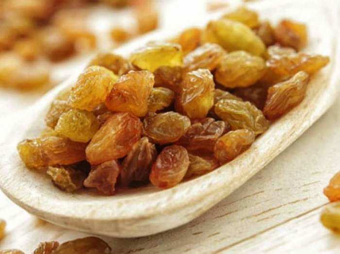 amazing health benefits of eating soaked raisins daily including weight loss