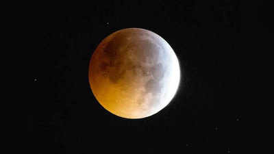 Lunar Eclipse November 2020 Time In India कार्तिक पौर्णिमेला लागणार चंद्रग्रहण; जाणून घ्या, वेध, वेळ व समाप्ती काळ