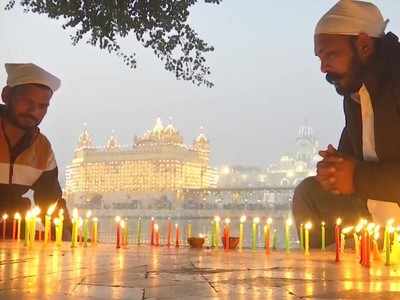 Kartik Purnima 2020: तस्वीरों में देखिए, कार्तिक पूर्णिमा में रोशनी से नहाया स्वर्ण मंदिर, श्रद्धालुओं ने लगाई आस्था में डुबकी