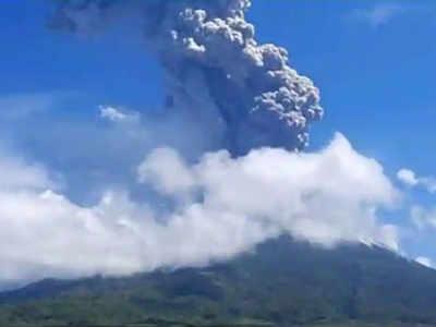 इंडोनेशिया में ज्वालामुखी फटा, हजारों लोगों को सुरक्षित स्थानों पर पहुंचाया गया