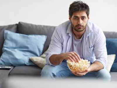टीव्ही पाहत खाण्याच्या सवयीमुळे आरोग्यावर होतात हे दुष्परिणाम, जाणून घ्या कसं ठेवावे नियंत्रण
