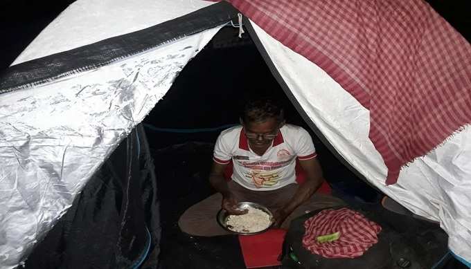 dasu da take food in tent