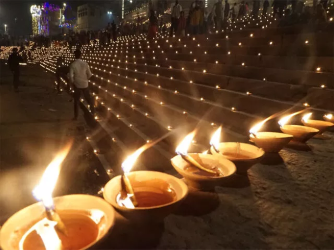 ​ತ್ರಿಪುರಾಸುರನ ವಿರುದ್ಧ ಭಗವಾನ್‌ ಶಿವನ ವಿಜಯವನ್ನು ಅಚರಿಸುವುದೇ ದೇವ ದೀಪಾವಳಿ.