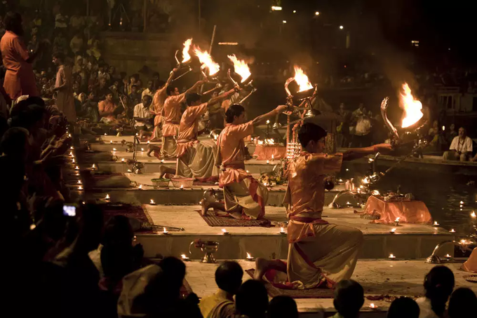 ದೀಪಗಳ ಮಾಲೆಯಂತೆ ಕಂಗೊಳಿಸಿದ ದೇವ ದೀಪಾವಳಿಯ ಮನಮೋಹಕ ದೃಶ್ಯ.