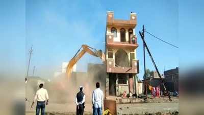 Indore : गुंडे रघुवीर के घर को प्रशासन ने तोड़ा, बचाने के लिए गिड़गिड़ाती रहीं महिलाएं