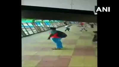 Mumbai: कुर्ला स्टेशन के फुटओवर ब्रिज पर खुलेआम युवक पर चाकू से हमला, देखें दिल दहला देने वाला वीडियो