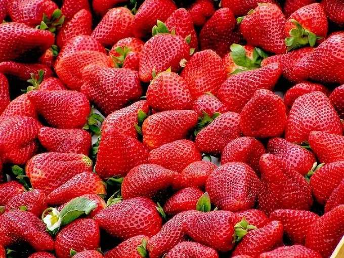 ​हिना खान कसं तयार करते स्ट्रॉबेरी फेस पॅक