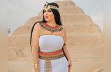 मिस्र के प्राचीन पिरामिड के सामने मॉडल ने ख‍िंचवाईं भड़काऊ तस्‍वीरें, मचा बवाल