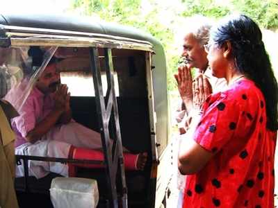 വോട്ട് ചോദിക്കാൻ എത്തുന്നത് ഓട്ടോറിക്ഷയിൽ; ഹോൺ മുഴക്കുമ്പോൾ വോട്ടർമാർ അടുത്തെത്തും! കാലിന് പരിക്കേറ്റ സ്ഥാനാർഥിയുടെ  പ്രചാരണം ഇങ്ങനെയാണ്...