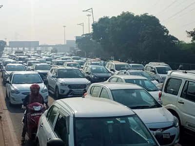Delhi Noida Border News LIVE: दिल्ली जाने वाले ध्यान दें! आज ये रास्ते बंद हैं, DND फ्लाइवे और NH-24 पर भारी जाम