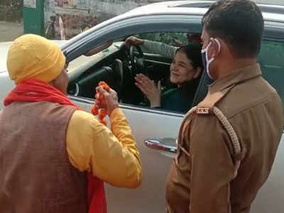 Maneka Gandhi: बुजुर्ग से सांसद मेनका गांधी बोलीं- अब मैंने फूल लेना बंद कर दिया है