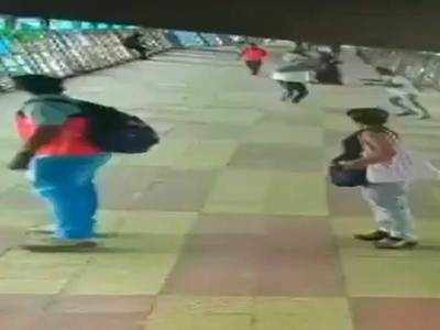 Video: मुंबईतील कुर्ला रेल्वे ब्रिजवर दिवसाढवळ्या तरुणाला भोसकले