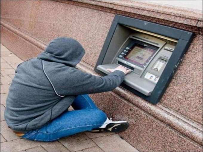 जमीन से जुड़ा हुआ ATM