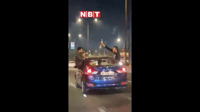Mumbai Car Stunt: चलती कार की खिड़की में बैठ शराब पीने का जानलेवा स्टंट, मुंबई पुलिस ने किया किया गिरफ्तार