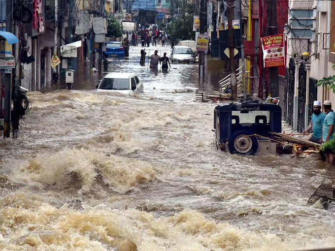 ​कोरोना और बाढ़ से जनता त्रस्त, ओवैसी बिहार में मस्त