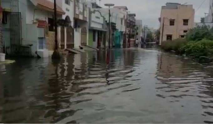 வீடுகளை வெள்ளமாய் சூழ்ந்த மழை நீர்