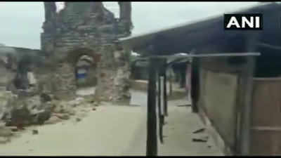 Cyclone Burevi की मार, रामेश्वरम में धनुषकोडी के पास चर्च की ढही दीवार