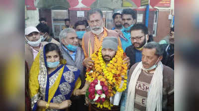 Lalitpur News: पाकिस्तानी जेल से रिहा युवक 13 साल बाद पहुंचा घर, स्टेशन पर हुआ जोरदार स्वागत