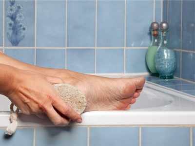 Foot Care ‘या’ दगडच्या मदतीने दूर करा टाचांच्या भेगा व दुर्गंध, जाणून घ्या योग्य पद्धत