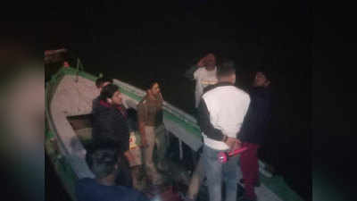 वाराणसी में हादसा: सेल्‍फी के चक्‍कर में गंगा में पलटी नाव, 9 बचाए गए, 2 लापता