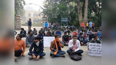 48 घंटे से BHU वीसी आवास के सामने धरने पर छात्र, हॉस्टल खोलने की कर रहे मांग