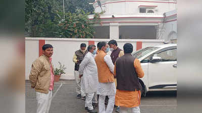 gorakhpur news: बीजेपी विधायक महेंद्र पाल के भाई को मारा थप्‍पड़, दारोगा सस्‍पेंड, SI-सिपाही लाइन हाजिर