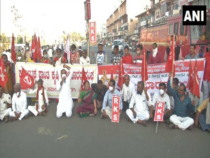 कर्नाटक के कलबुर्गी में भी किसानों के समर्थन में और कृषि बिलों के खिलाफ प्रदर्शन किया गया। वाम दलों के कार्यकर्ताओं ने कलबुर्गी बस स्टेशन पर केंद्र सरकार के खिलाफ नारे लगाए।