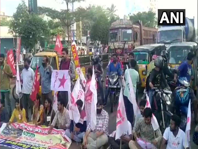 आंध्र प्रदेश में वामपंथी पार्टियों और छात्र संगठनों ने किसानों के भारत बंद के समर्थन में प्रदर्शन किया