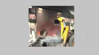Indore News: आरती के समय गिरा जलता कपूर, नाना ने आग से बचाने कैन में मारी लात, 90 फीसदी से ज्यादा जल गई मासूम