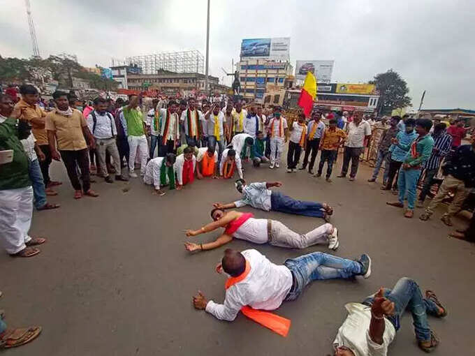 कृषि कानूनों को वापस लेने की मांग करते हुए प्रदर्शनकारियों ने हुबली में इस अंदाज में प्रोटेस्ट किया