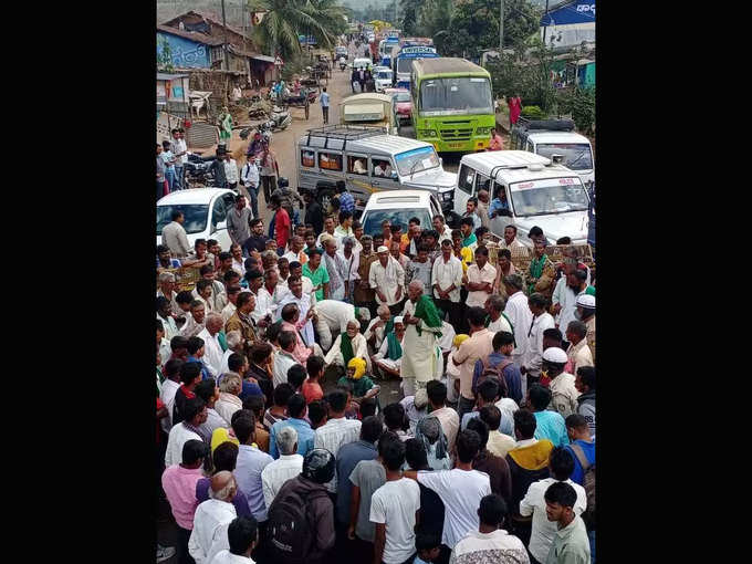 कर्नाटकः बेलगावी में बेलगावी-बगलकोट मार्ग पर किसानों का प्रदर्शन जारी। प्रदर्शनकारियों ने सड़क जाम कर कृषि बिलों को वापस लेने की मांग की है।