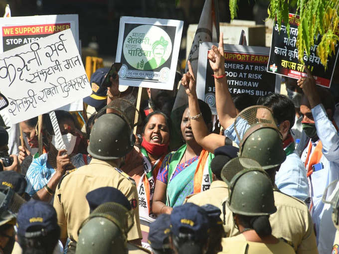 मुंबई के मुलुंद मार्केट में कांग्रेस कार्यकर्ताओं का प्रदर्शन। किसानों के आंदोलन को दिया समर्थन।