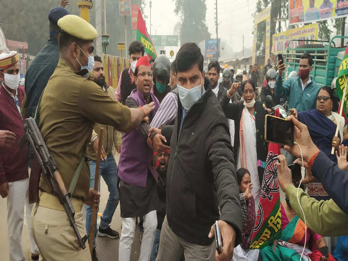 उत्तर प्रदेश के गोरखपुर में भारत बंद का समर्थन कर रहे समाजवादी पार्टी, कांग्रेस और आम आदमी पार्टी के नेताओं को पुलिस ने गिरफ्तार कर लिया।