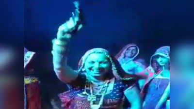 Agra News: शादी में तमंचे पर डिस्को वाली भाभी के बाद आया राइफल वाले भैया का वीडियो