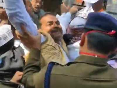 Bharat Bandh In Gwalior : केंद्रीय कृषि मंत्री के बंगले का घेराव कर रहे आप कार्यकर्ता गिरफ्तार