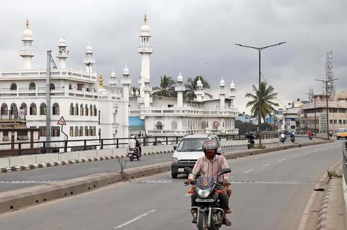 ವಾಹನ ಸಂಚಾರವೂ ವಿರಳ.