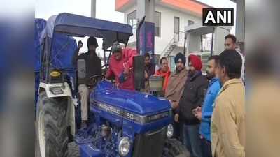 शिरोमणि अकाली दल के कार्यकर्ताओं ने Farmers Protest में शामिल होने दिल्ली जा रही गाड़ियों में मुफ्त डीजल भरवाया