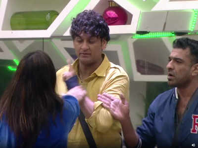 Bigg Boss 14: विकास गुप्ता और अर्शी खान के बीच हुई हाथापाई, दी गालियां