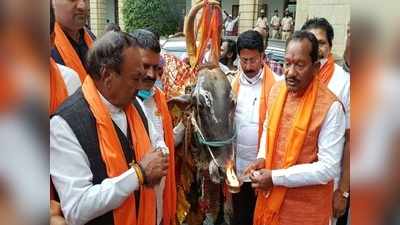 গো-রক্ষায় বিল পাশ, বিধানসভাতেই গোরু পুজোর বিরাট আয়োজন বিজেপির!