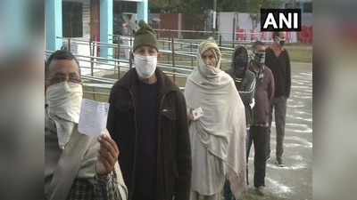 Jammu & Kashmir: कड़ाके की ठंड के बीच DDC चुनाव के पांचवें चरण में यूं वोट डालने निकले लोग