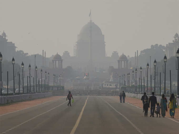 ​दिल्ली में बढ़ रही है धुंध