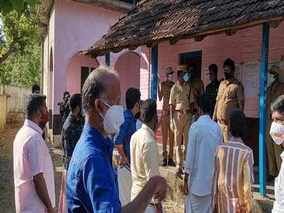 അച്ഛനും മകനും ആംബുലന്‍സില്‍ എത്തി വോട്ടു ചെയ്ത് മടങ്ങി: ആശങ്ക, സംഘര്‍ഷം