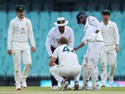 IND vs AUS : ऑस्ट्रेलियाच्या खेळाडूच्या डोक्यावर आदळला चेंडू, गंभीर दुखापतीमुळे सोडालं लागलं मैदान